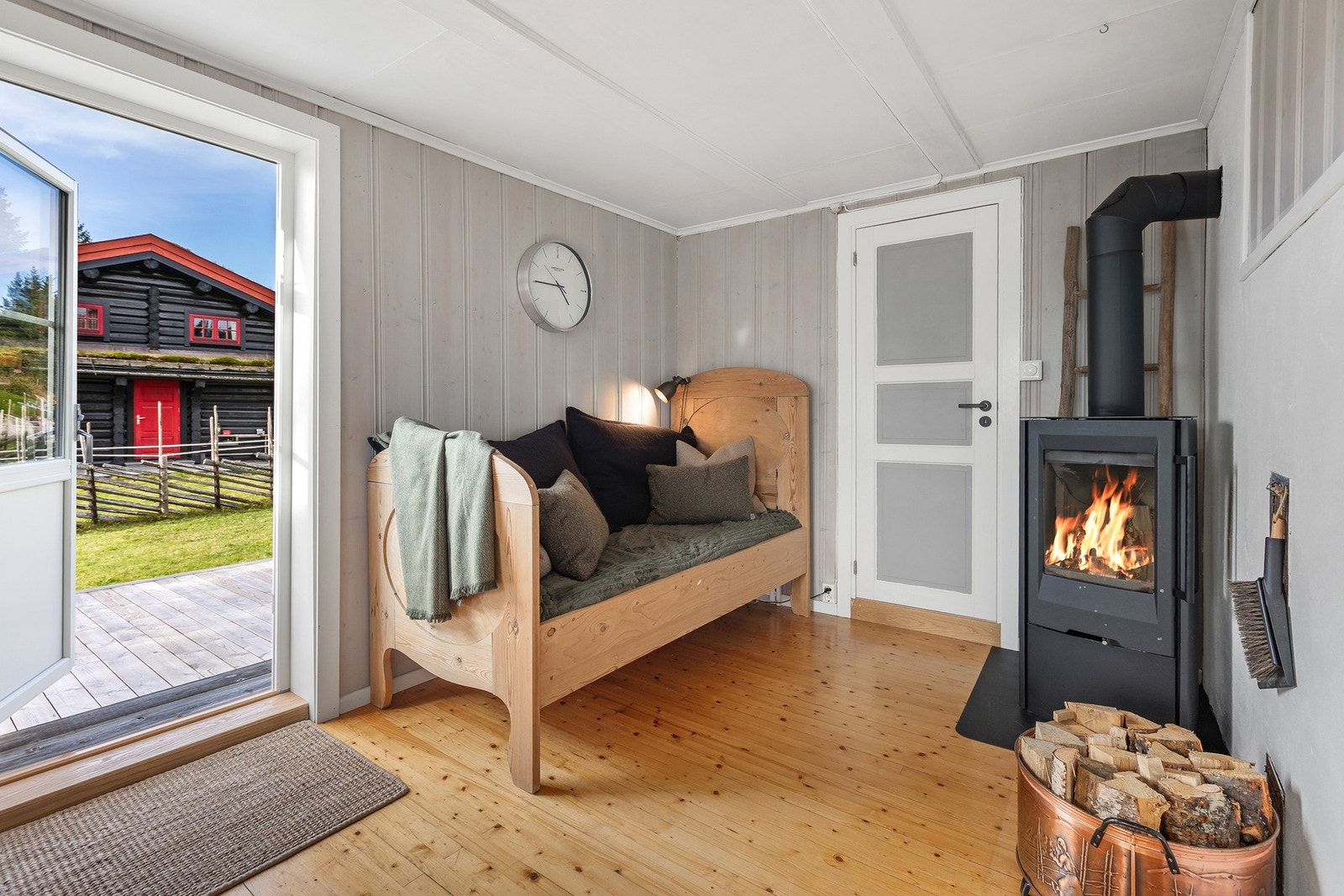 Utgang til en stor terrasse med flotte solforhold. Galleribilde