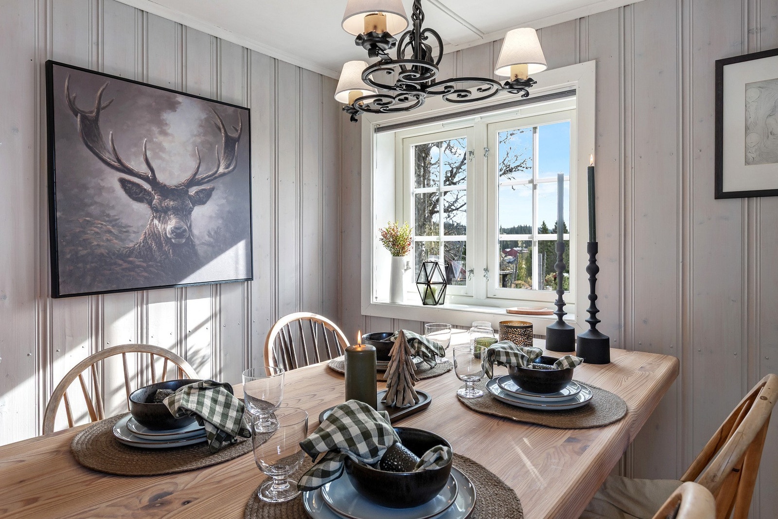 Her kan både god mat og nydelig utsikt nytes fra spisebordet. Galleribilde