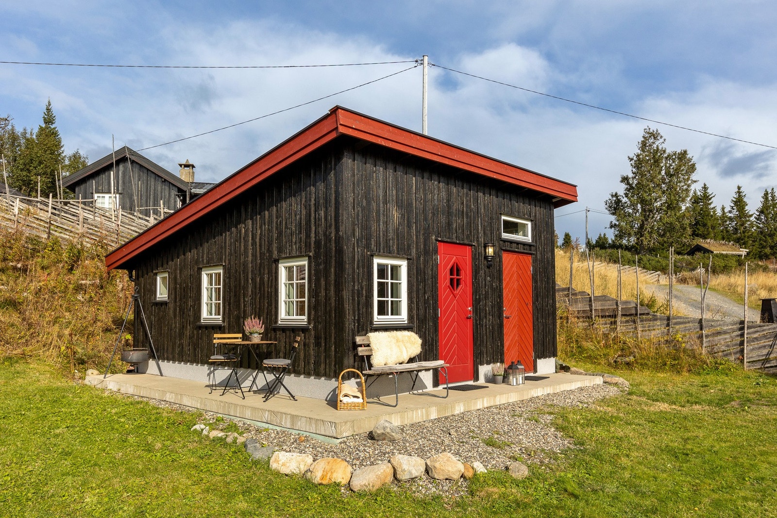 Flott uthus med oppholdsrom og to praktiske bodrom. Galleribilde