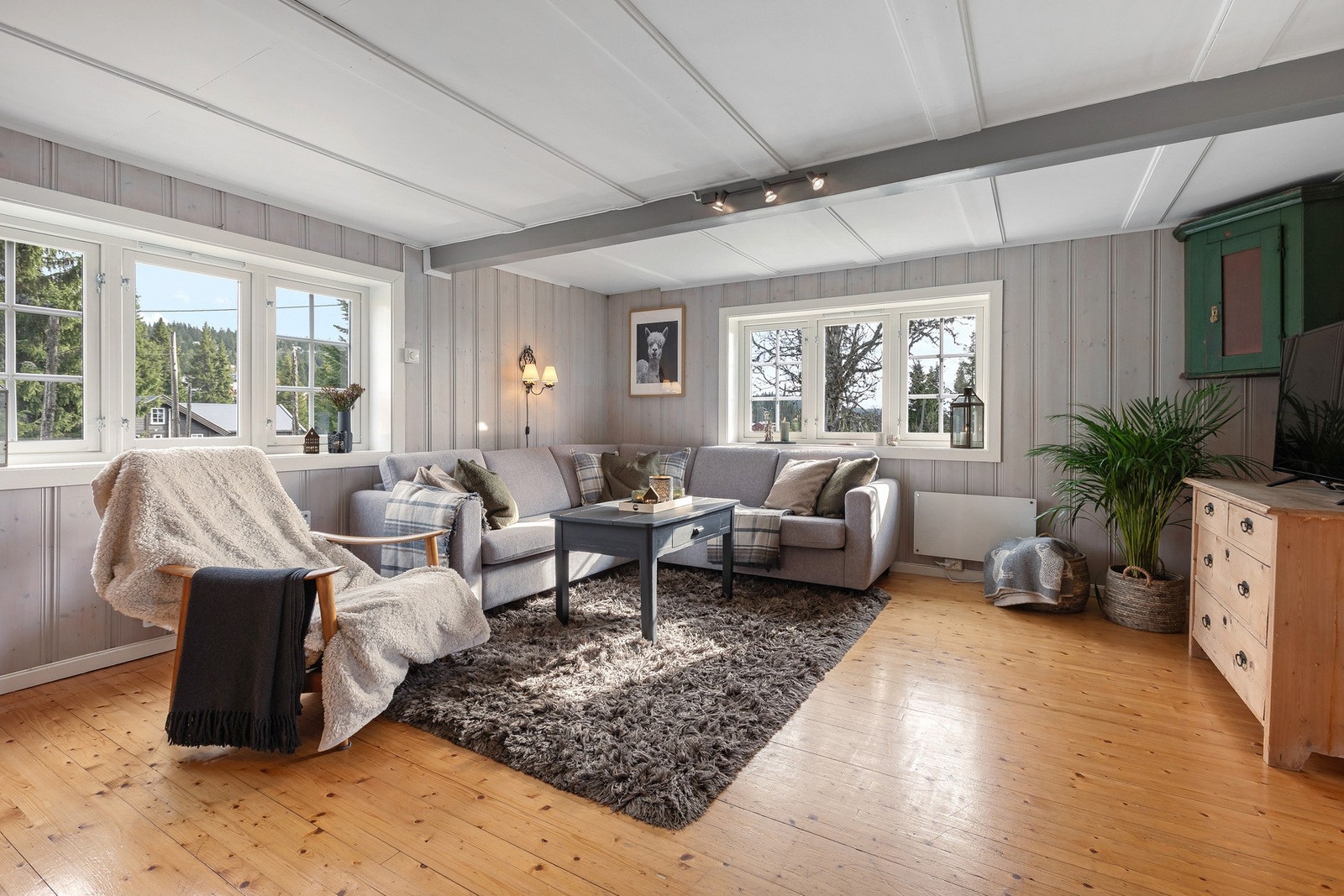 Stuen er husets naturlige samlingspunkt - lys og luftig, men samtidig varm og lun takket være store vinduer. Galleribilde