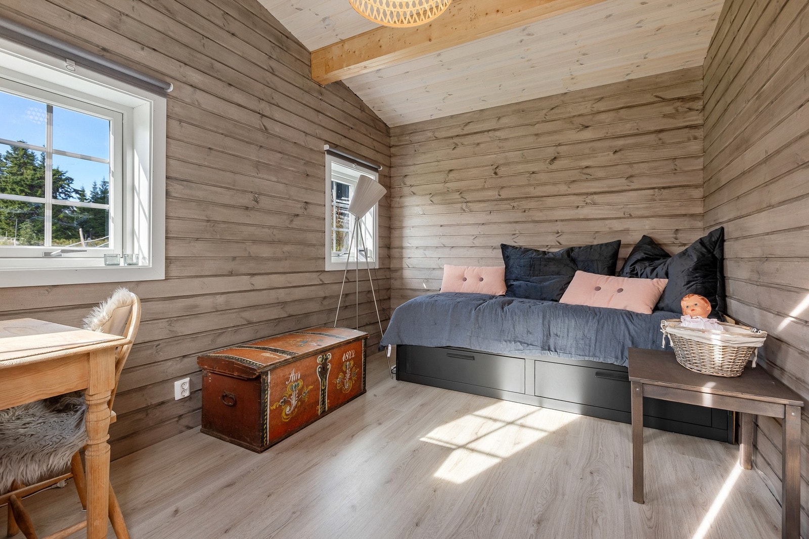 Utenfor hovedhytta ligger et flott uthus som tilfører eiendommen ekstra verdi. Her er det innredet et lyst og trivelig rom innredet med seng med store vindusflater. Galleribilde