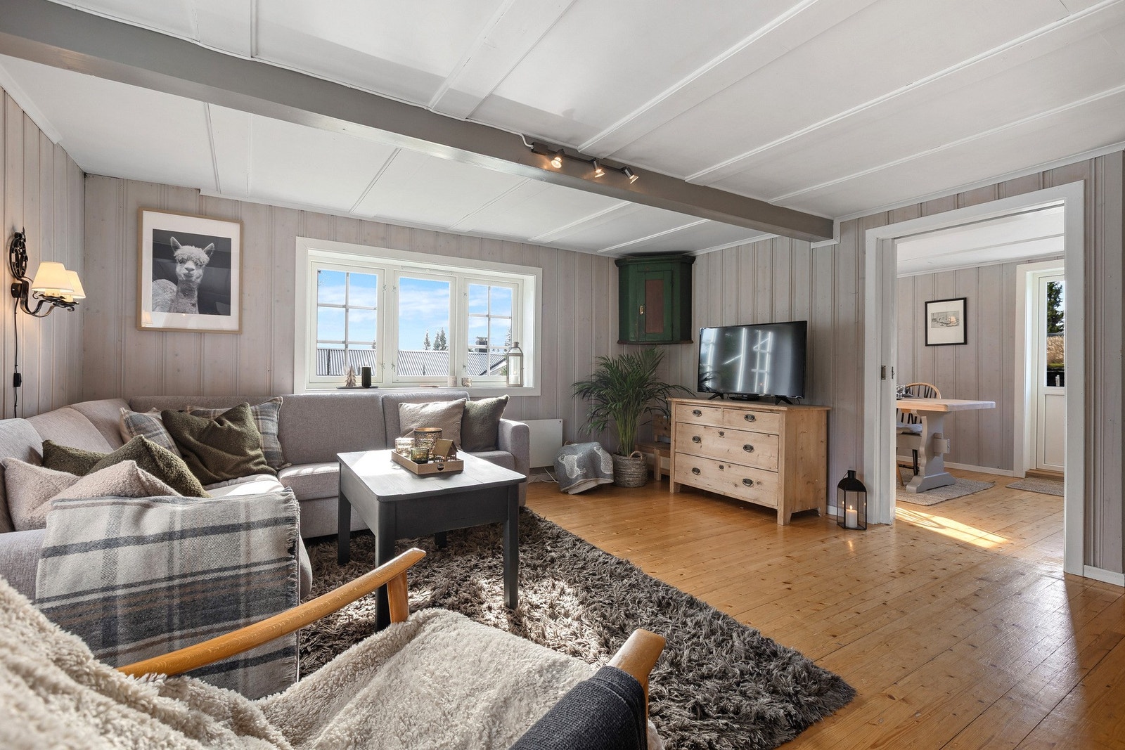 Her er det god plass til både sofakrok og ekstra sitteplasser, og fra stuen er det direkte utgang til en stor terrasse med flotte solforhold. Galleribilde