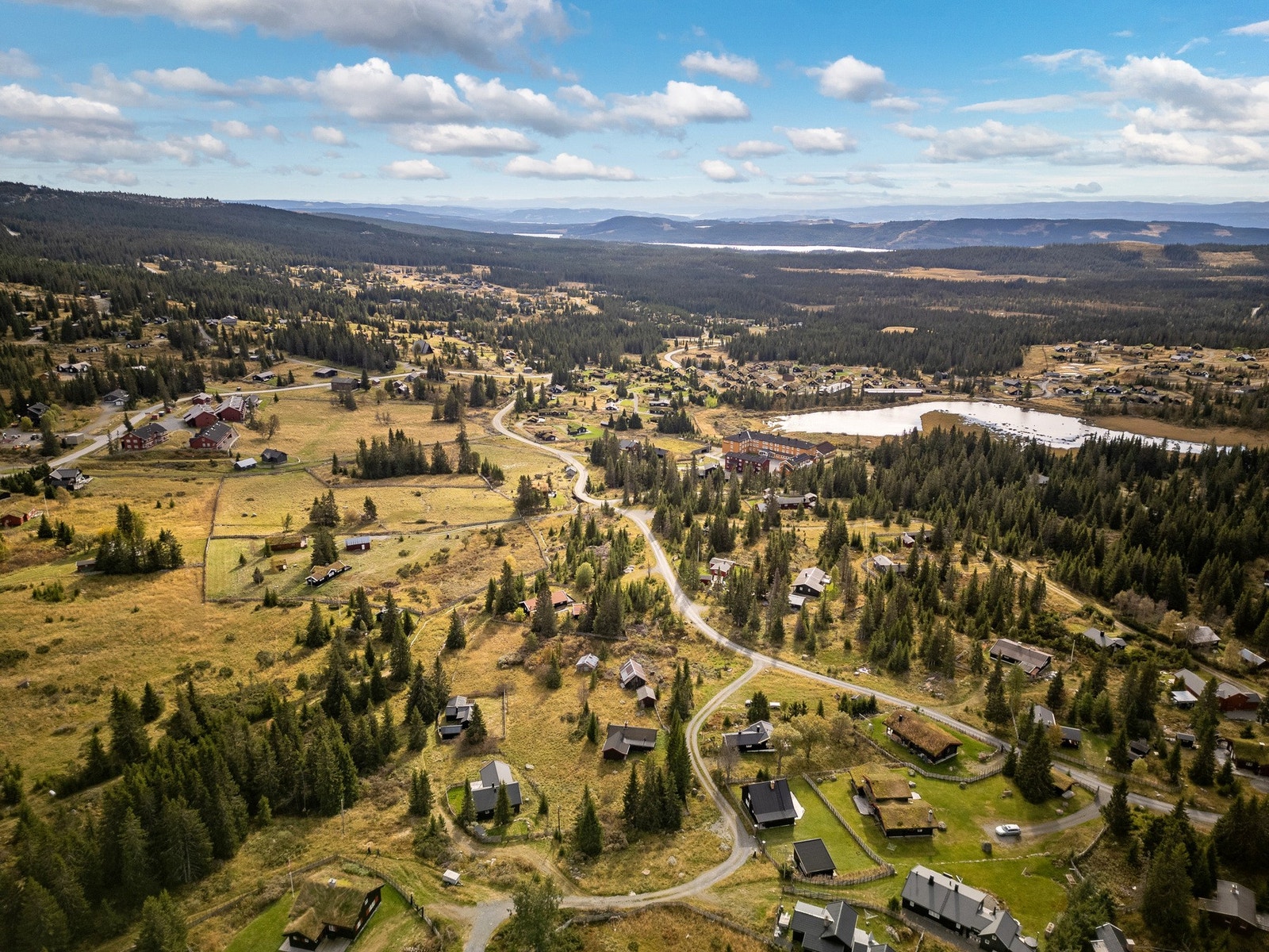 Med beliggenhet på ca. 850 moh. fungerer området som et perfekt utgangspunkt for turer i fjellet - både sommer og vinter. Galleribilde