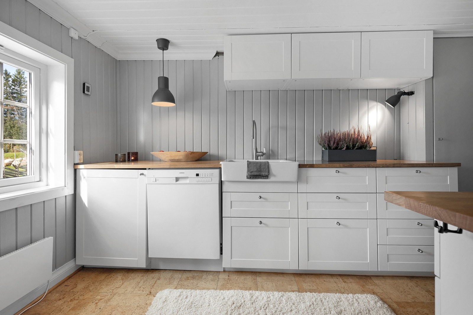 Kjøkkenet har praktiske løsninger som fungerer godt enten man lager en enkel hverdagsmiddag eller inviterer til større selskap. Galleribilde