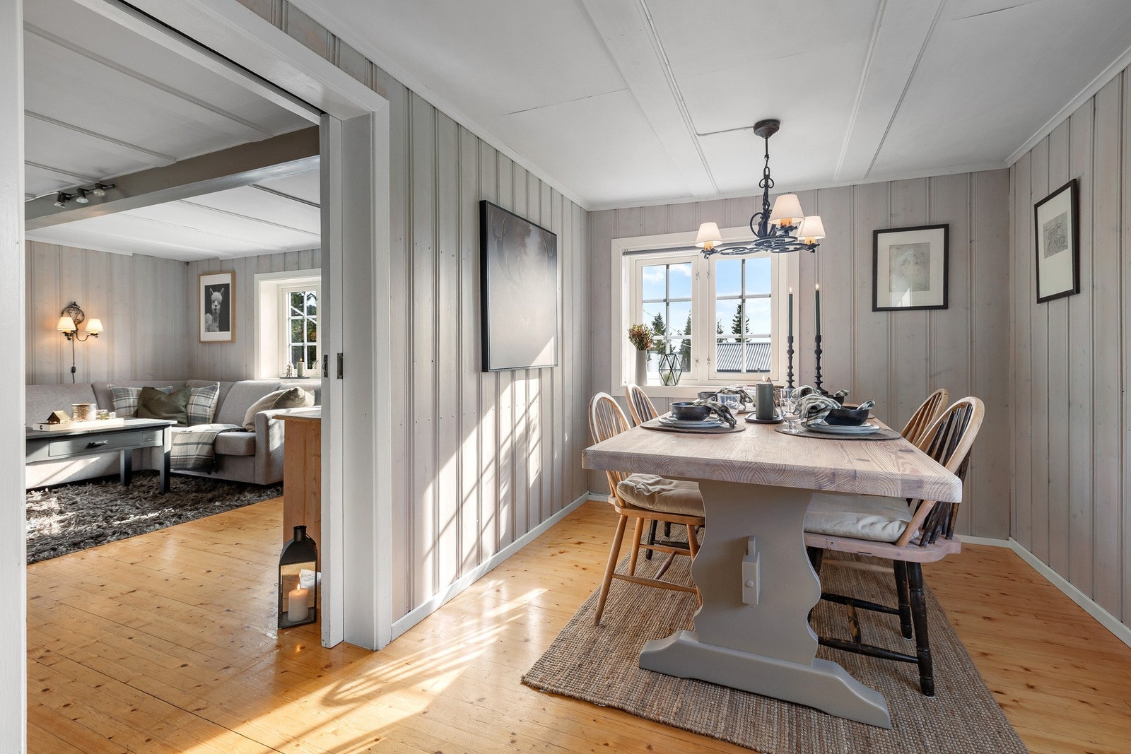 Spisestuen har sin naturlige plassering i forbindelse med kjøkkenet. Galleribilde