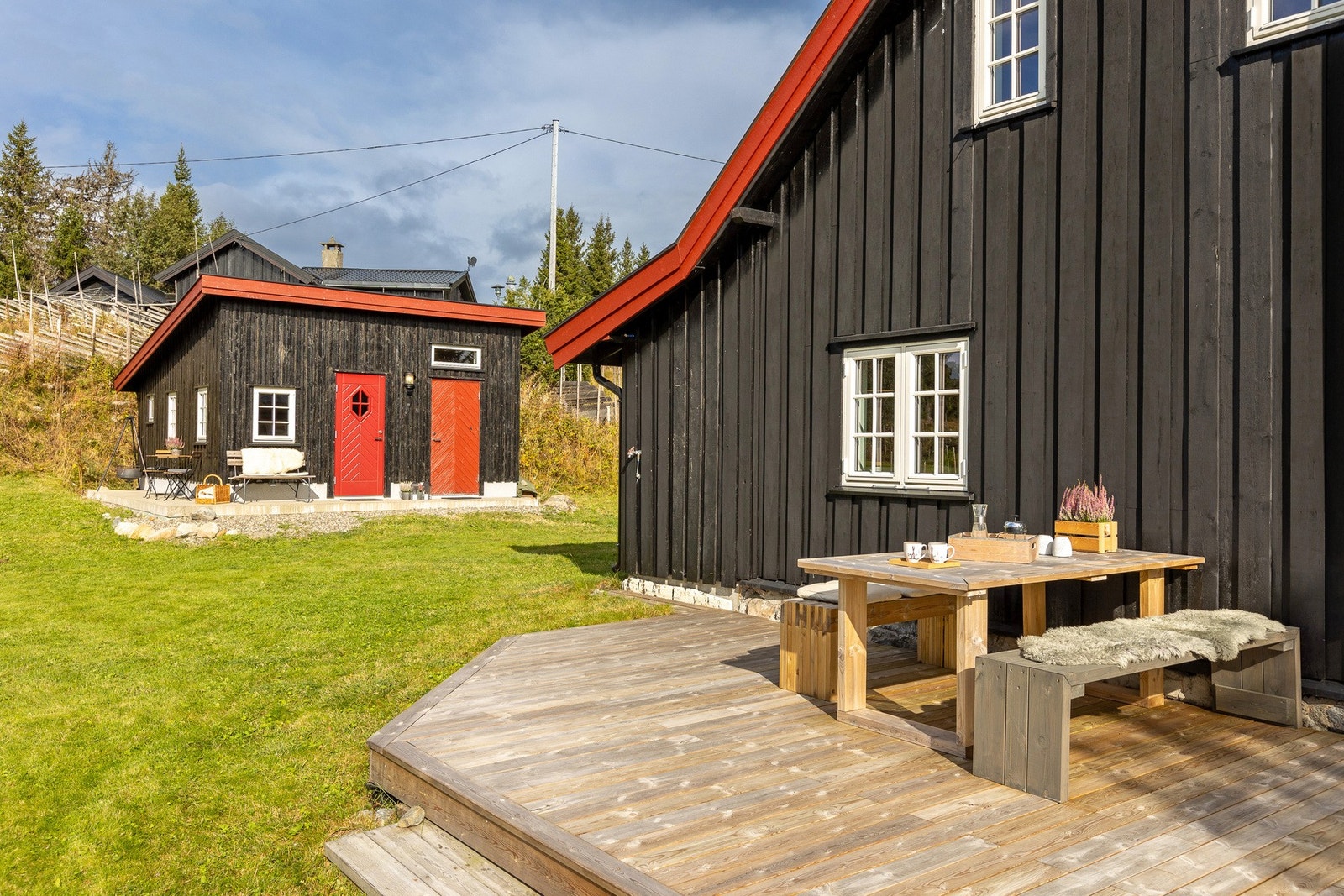 Her kan man nyte rolige morgener med kaffe i solveggen, eller avslutte skidagen med noe godt i glasset på terrassen mens solen går ned bak fjellene. Galleribilde