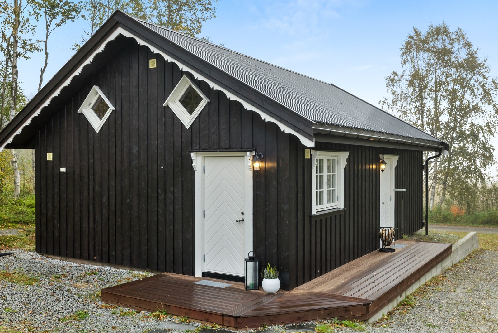 På eindommen er det også oppført et praktisk bygg med funksjon som uthus/anneks og scootergarasje Galleribilde