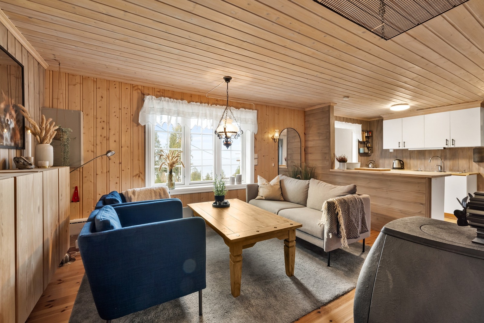 God romfølelse med åpen løsning mellom stue og kjøkken Galleribilde