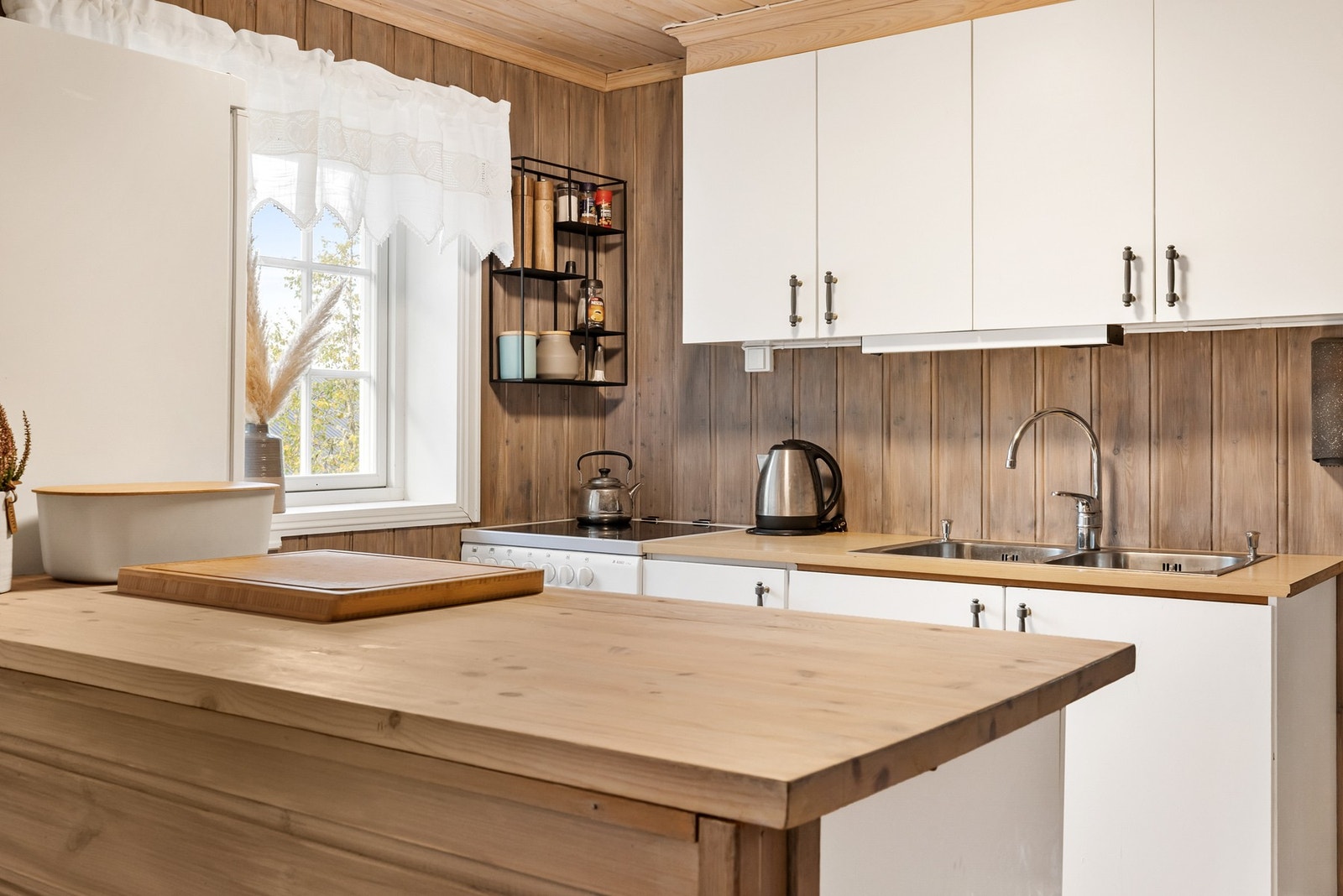 Maten smaker best på hytta, nyt både matlaging og hygge.. Galleribilde