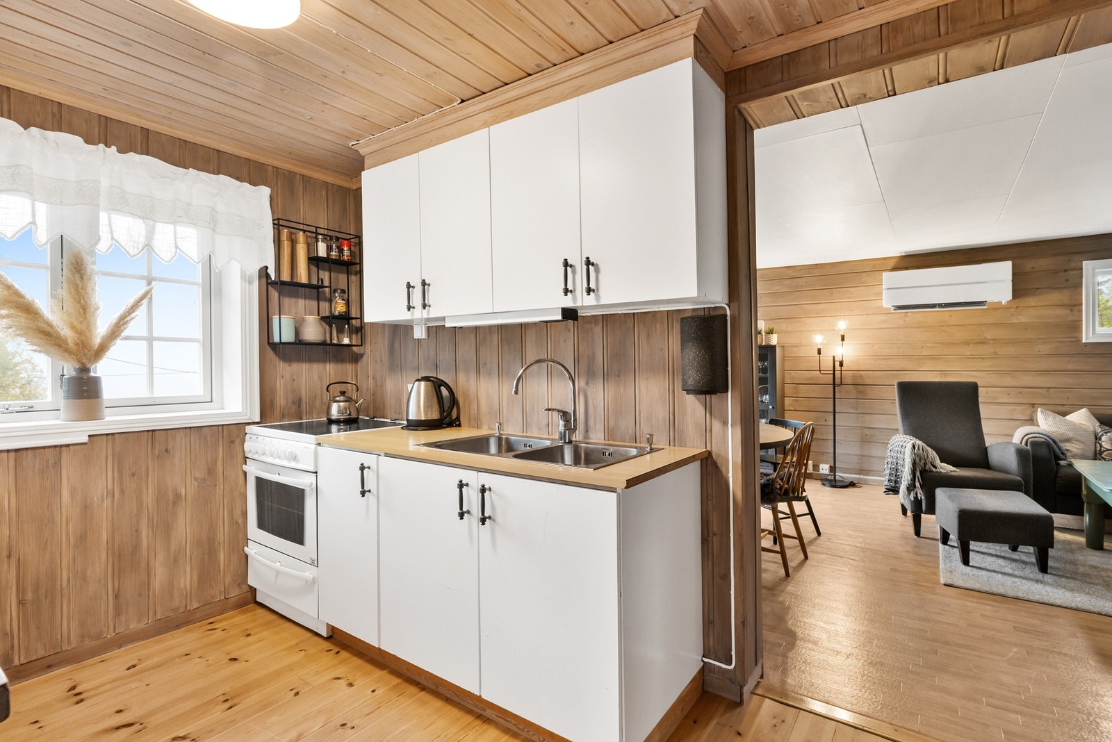 Videre er det direkte tilkomst til resten av stuen, noe som gir en luftig og sammenhengende romfølelse Galleribilde