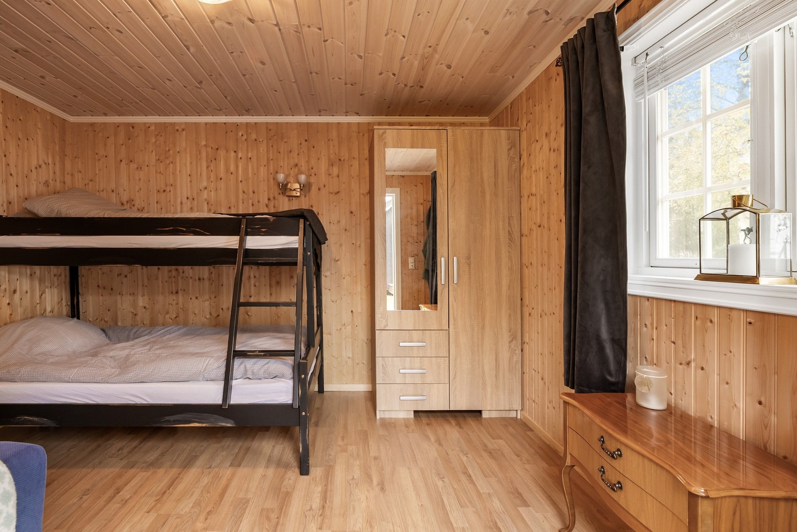 Romslig soverom i anneks/uthus Galleribilde