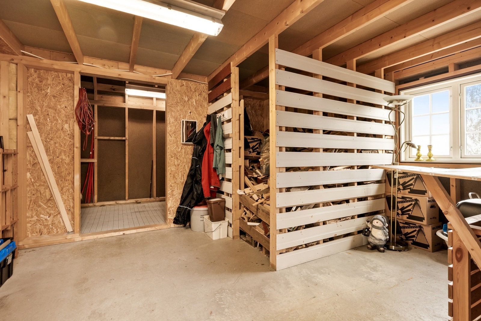 Praktisk uthus som gjør hyttelivet enklere. Sone for scootergarasje rett fram Galleribilde