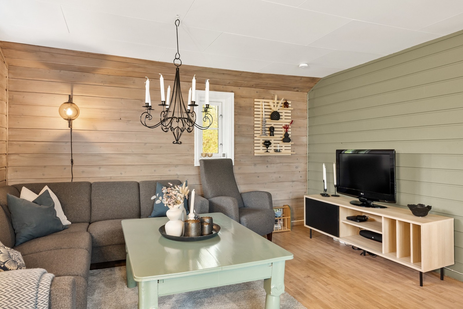 God plass til sofasone med tilhørende møblement Galleribilde