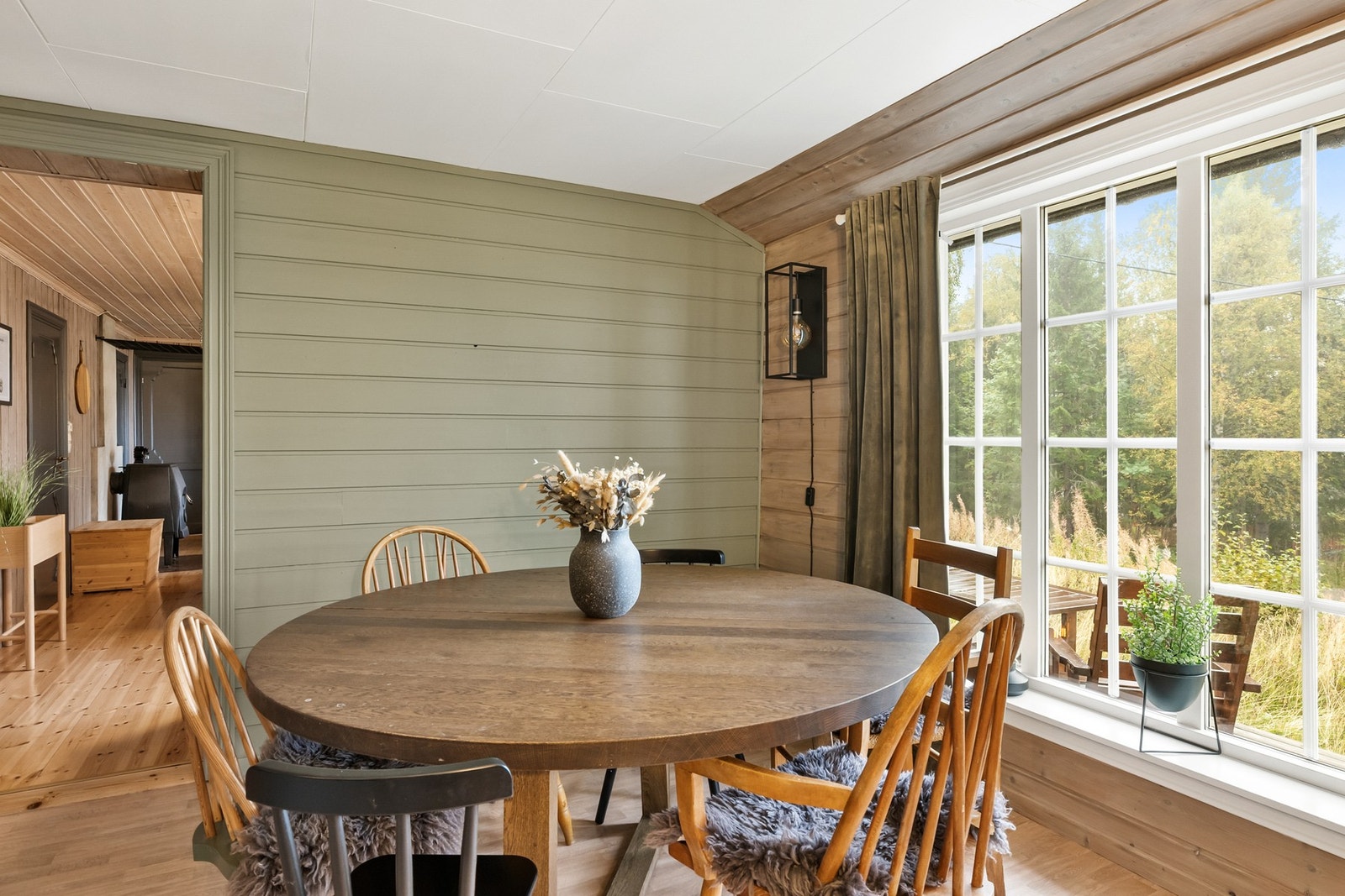 Den runde spisesonen utnytter plassen effektivt og skaper en innbydende stemning Galleribilde