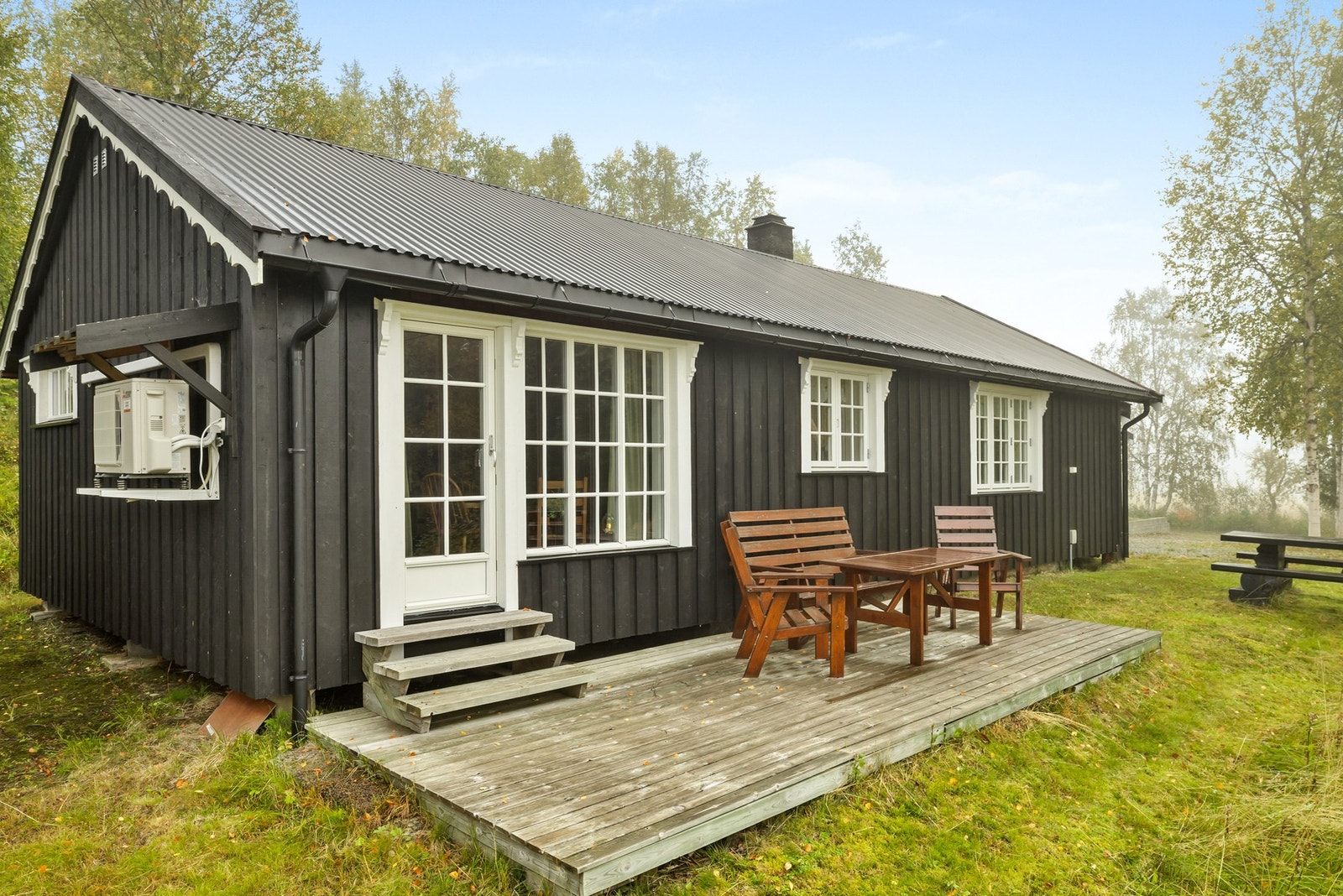 Uteområdet er frodig og trivelig. Naturlig vegetasjon som gir en fredelig atmosfære Galleribilde