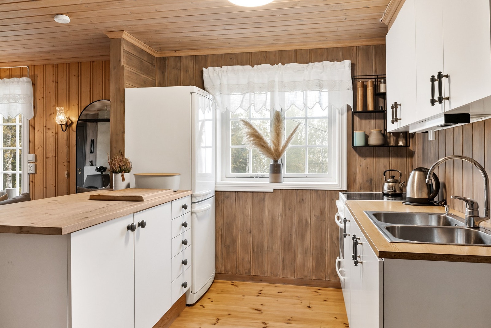 Alle fasiliteter på plass for et enkelt hytteliv. Innlagt strøm, vann og avløp til septik Galleribilde