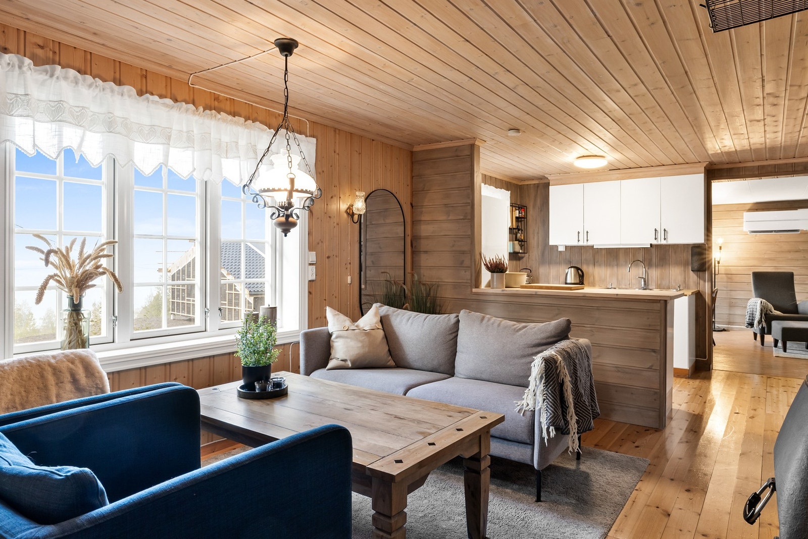 Hytte med god kombinasjon av klassisk hyttestil og praktiske løsninger for moderne bruk Galleribilde