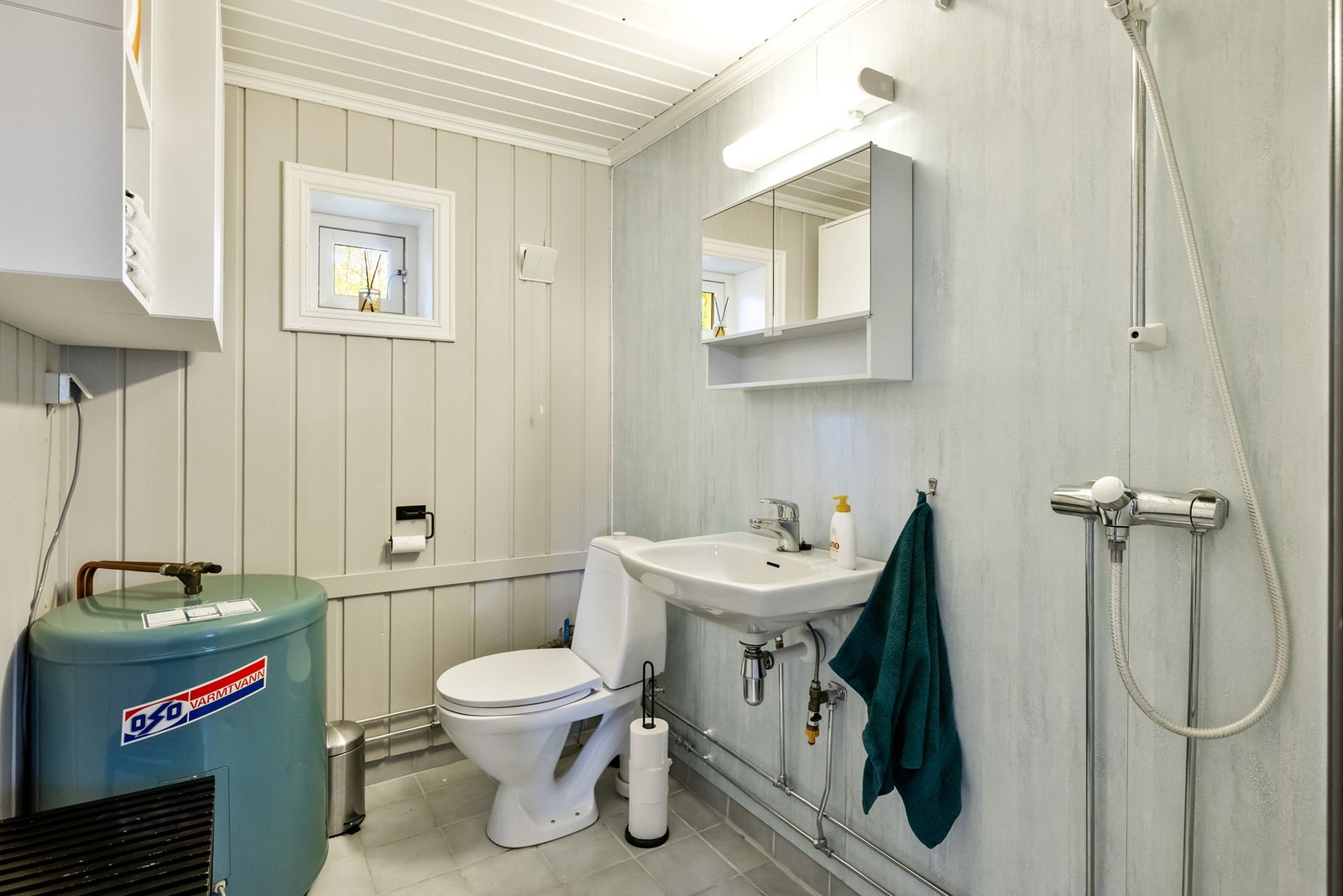 Enkelt hyttebad med dusjløsning Galleribilde