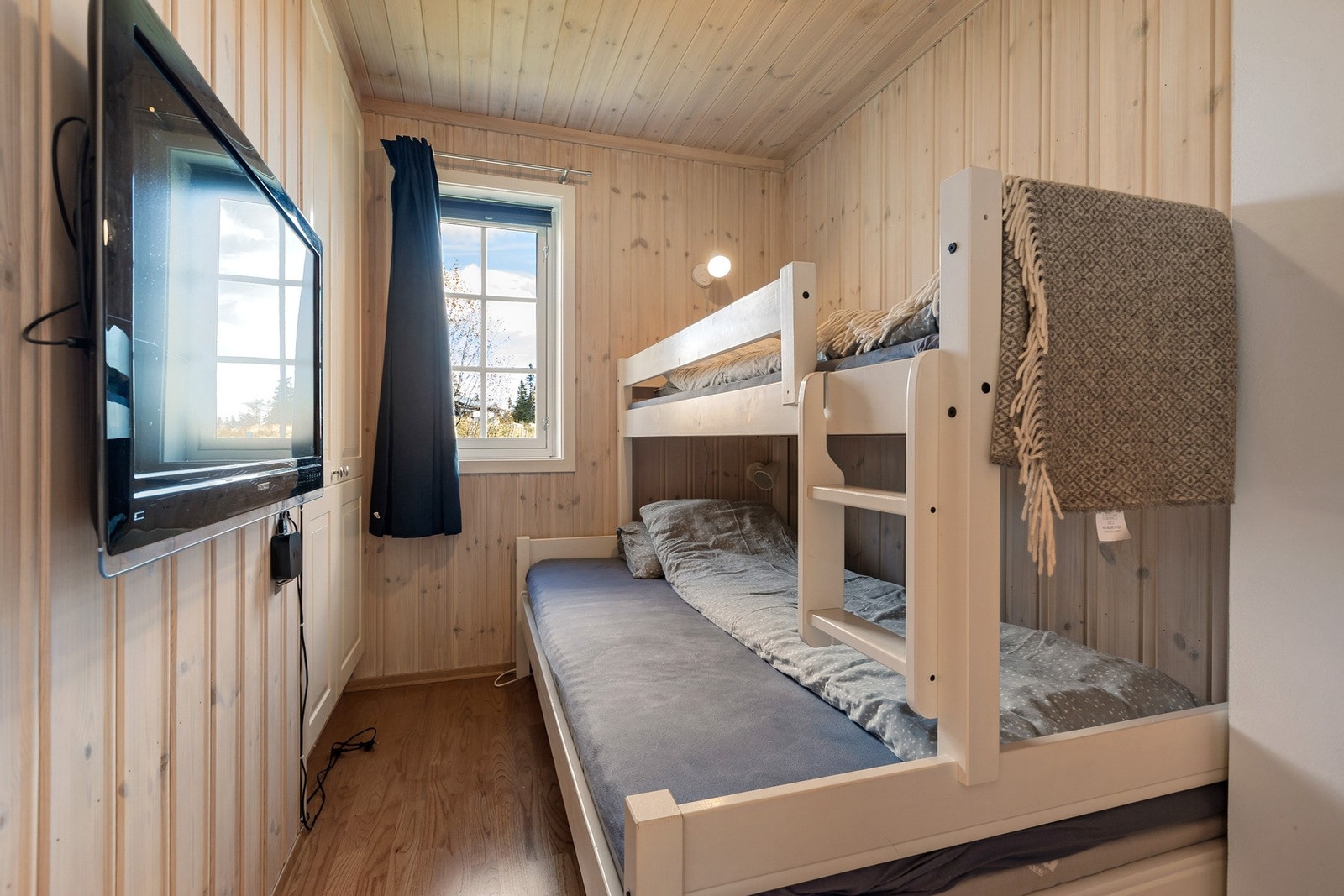 Det andre rommet har en praktisk familiekøye, slik at leiligheten kan hus 5 overnattingsgjester. Galleribilde