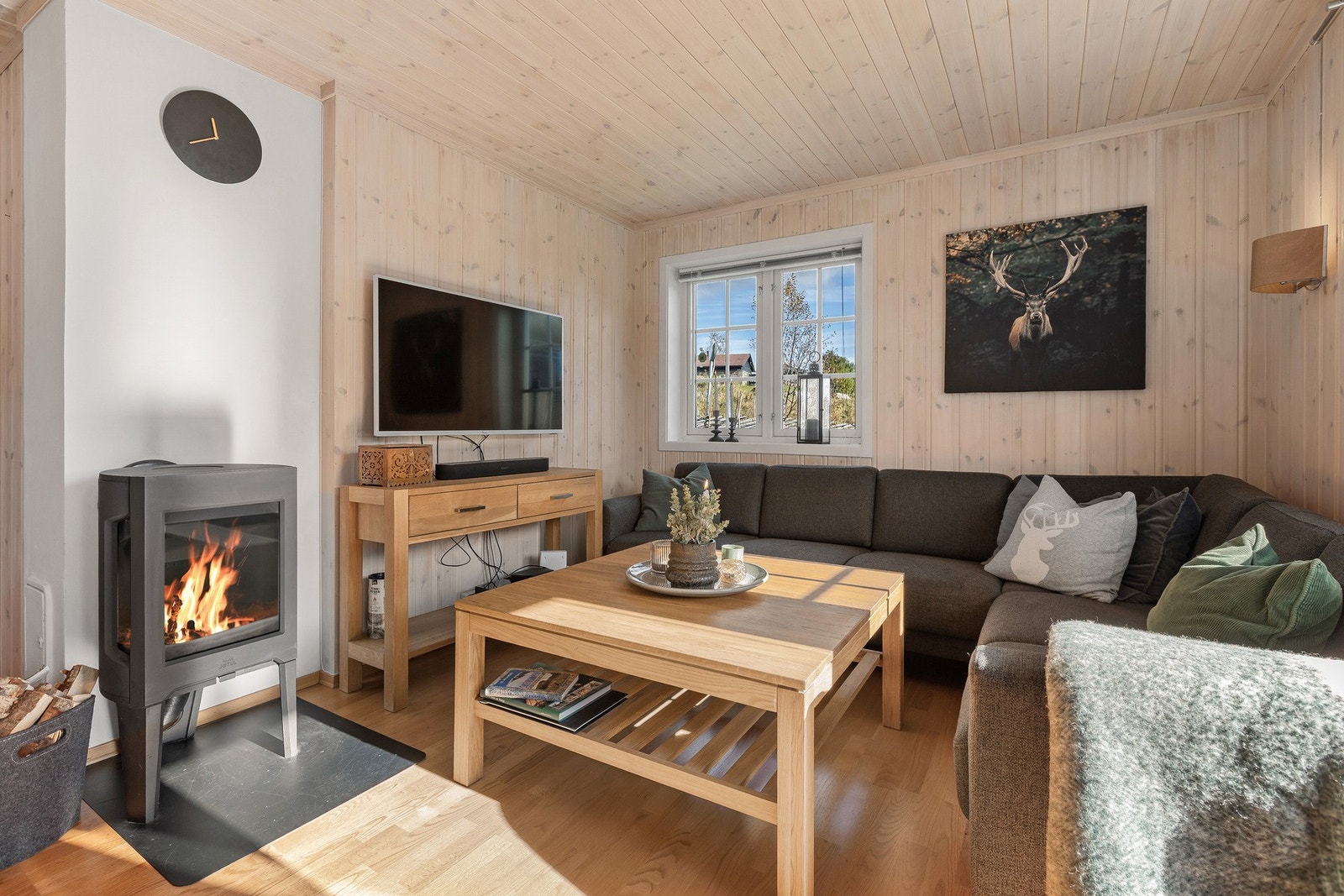 Rommet har god plass til både sofagruppe og spisebord. Galleribilde