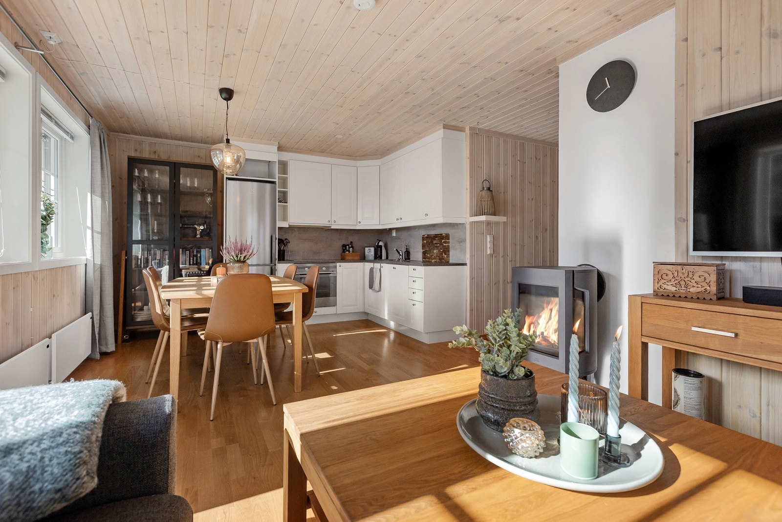 Den åpne løsningen mellom stue og kjøkken skaper en sosial og luftig atmosfære. Galleribilde