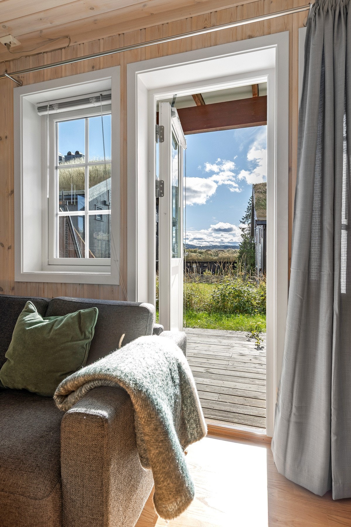 Fra stuen er det utgang til en romslig og skjermet terrasse med gode solforhold. Galleribilde