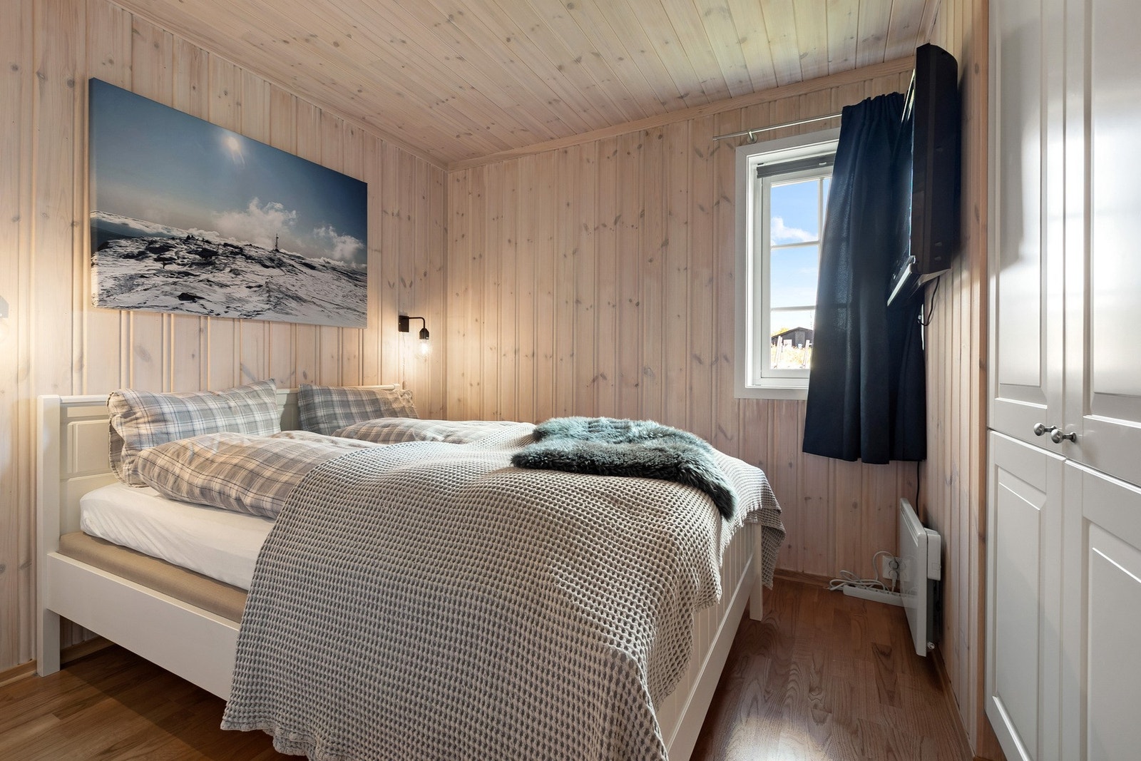 Det er to soverom i leiligheten, her fra rommet med plass til dobbeltseng. Galleribilde