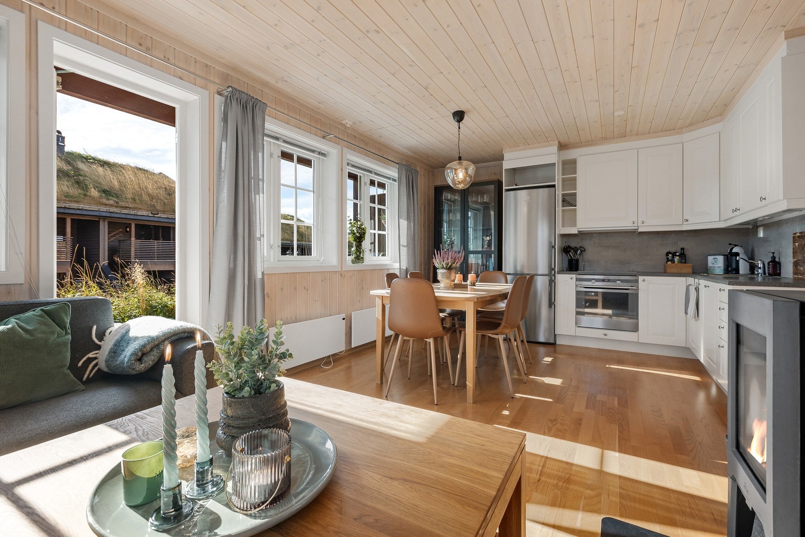 Åpen løsning mellom stue og kjøkken. Galleribilde