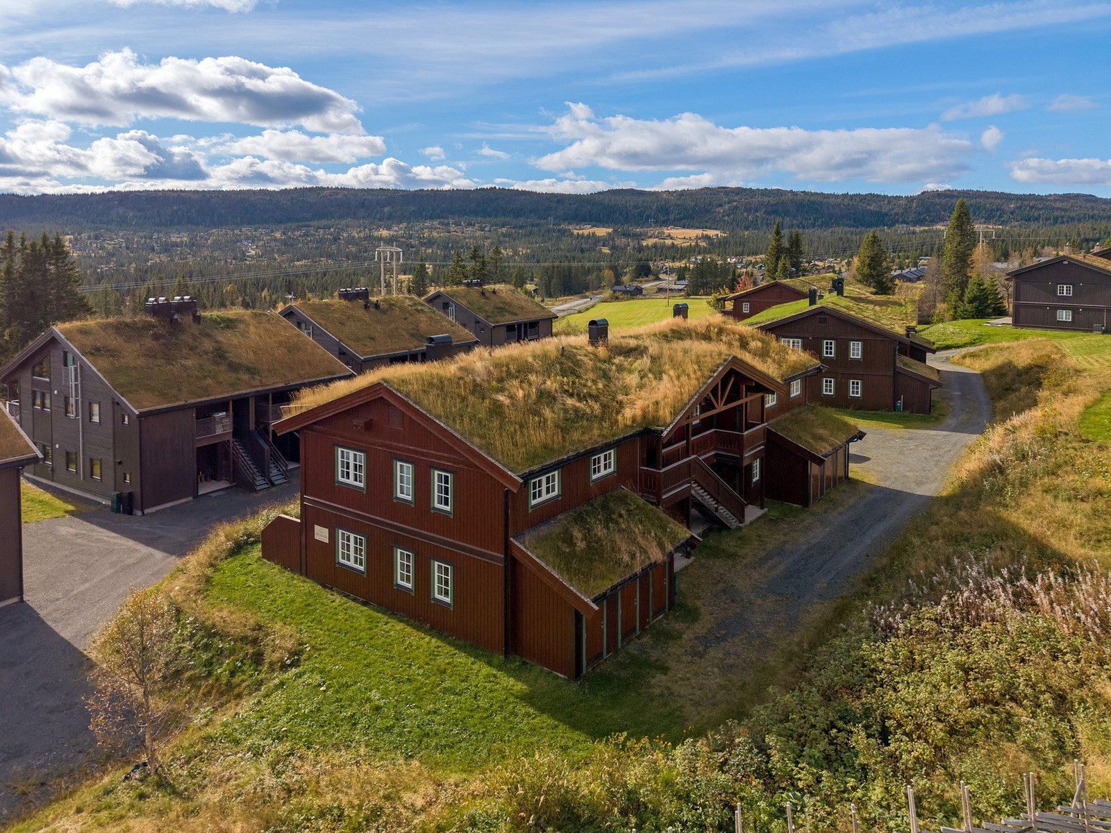Leiligheten hører inn under Skeibo Velforening som består av totalt 14 hus/sameier, alle med plikt til å være medlem i velforeningen. Galleribilde