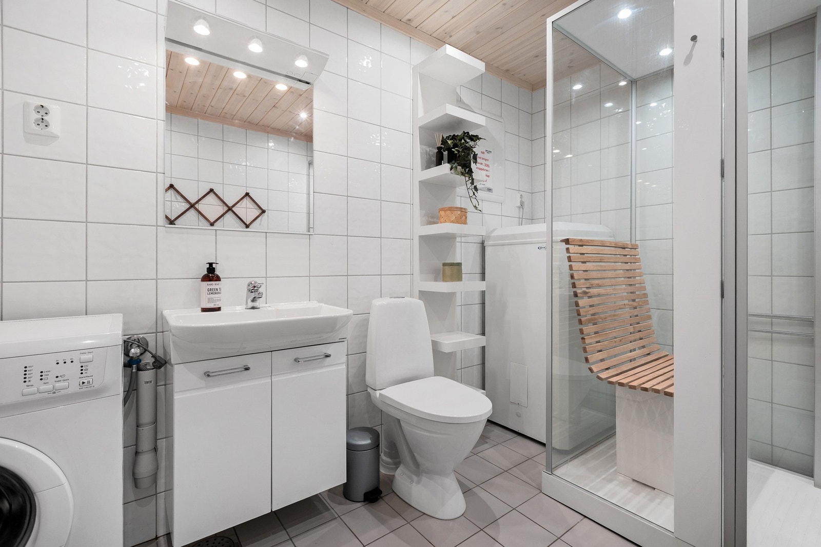 Det er gulvmontert toalett samt et romslig dusjkabinett med steamdusj. Galleribilde