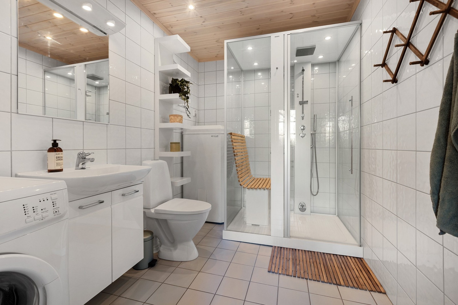 Det er opplegg for vaskemaskin. Downlights i tak. Galleribilde