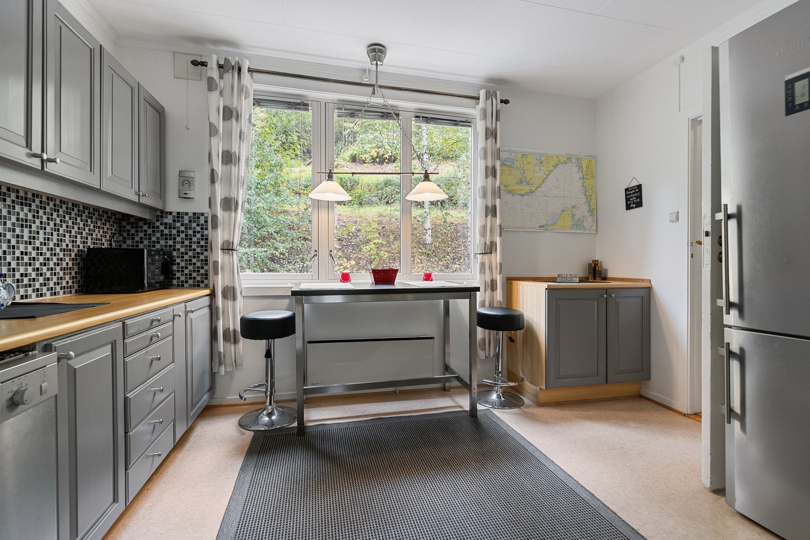 Boligen har et romslig kjøkken Galleribilde