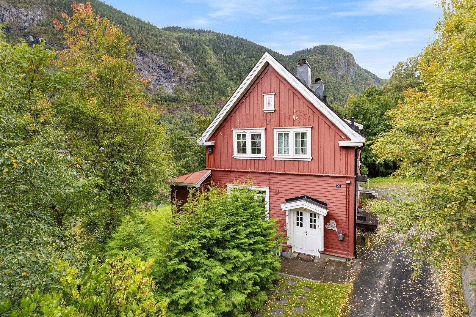 Fasade - boligen har en attraktiv beliggenhet i Villaveien Galleribilde