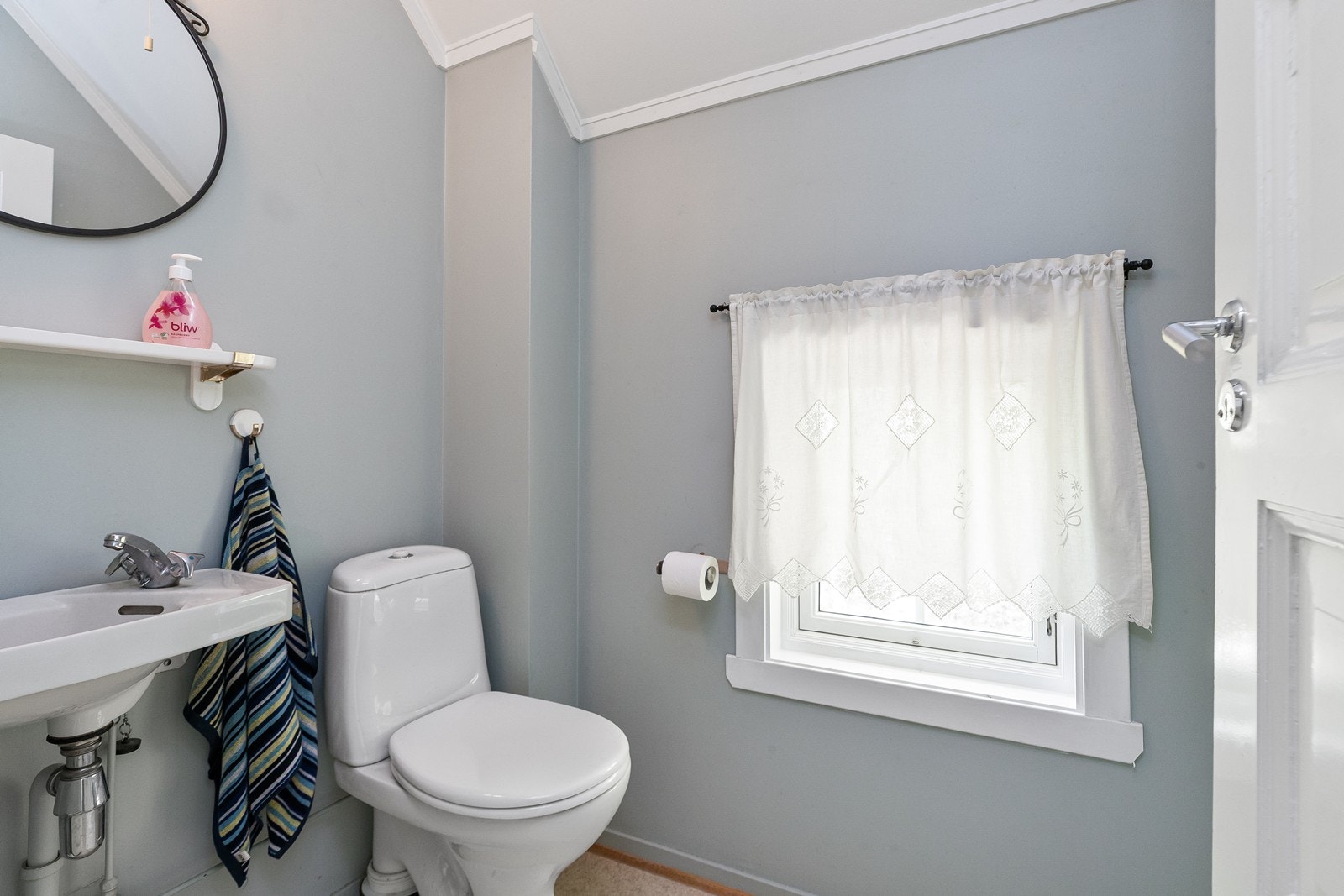 WC befinner seg på eget toalettrom Galleribilde