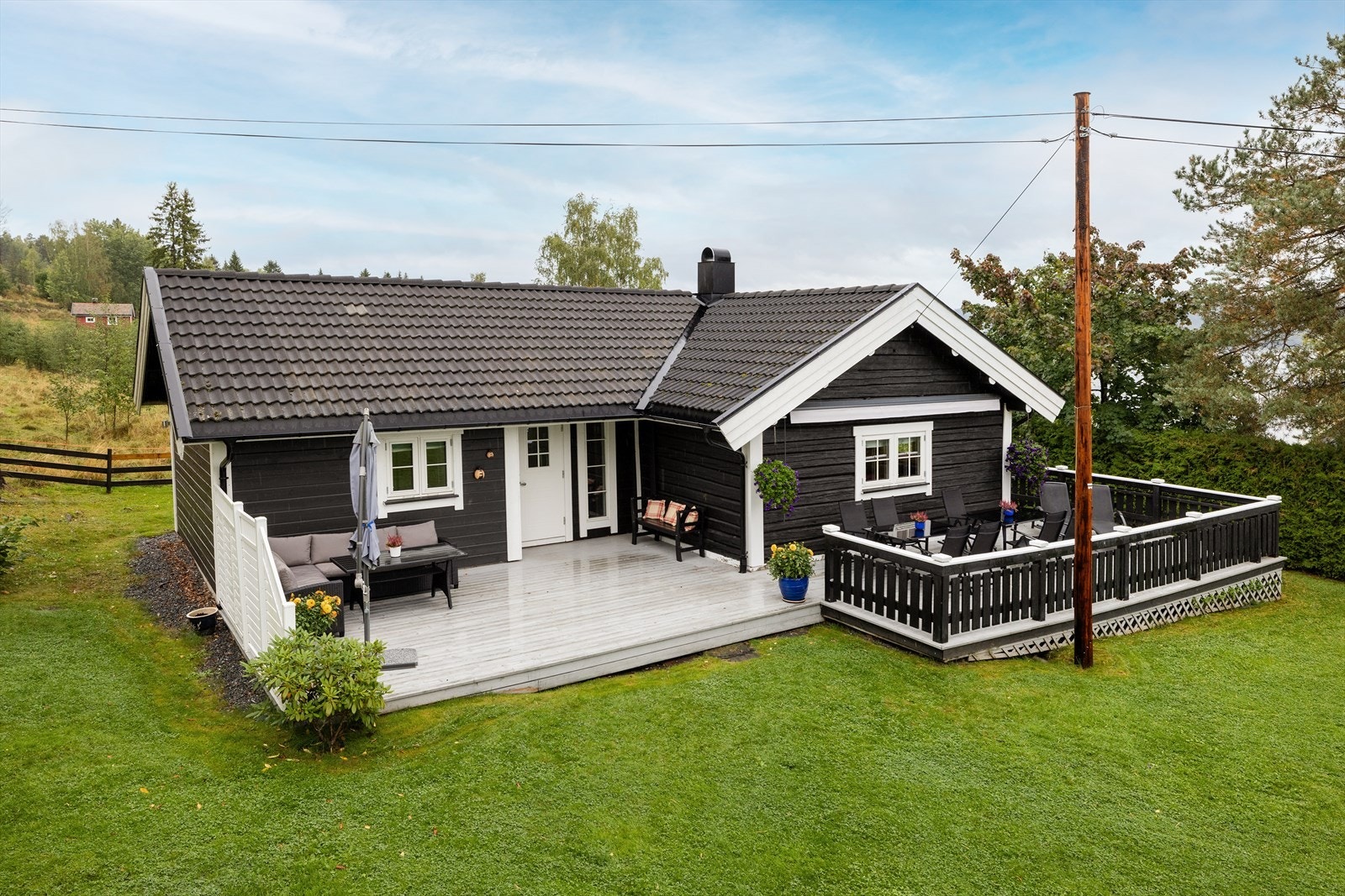 Eiendommen består av opprinnelig gammel tømmerhytte med tilbygget moderne fløy fra 2010. Galleribilde