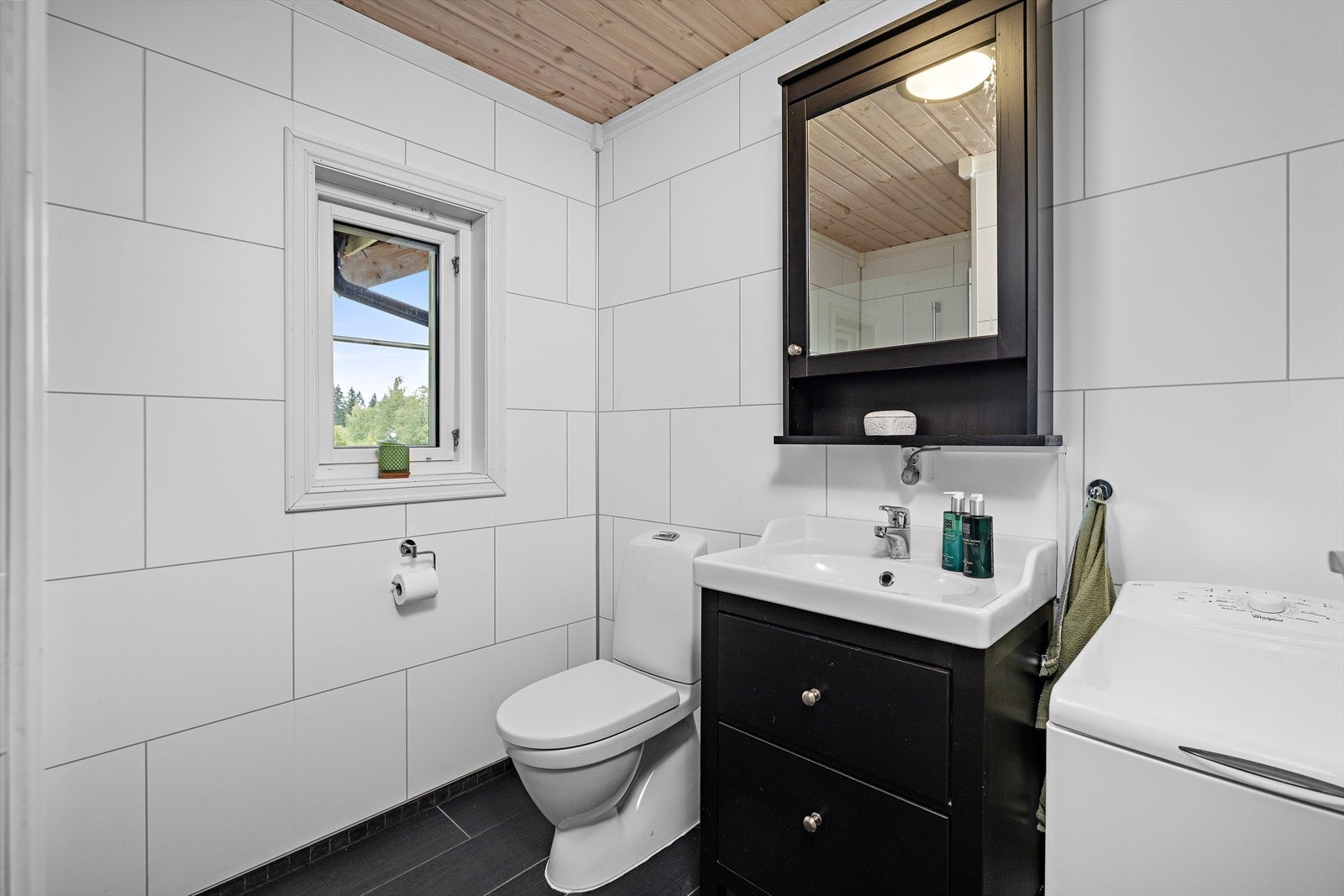 Moderne bad fra 2010 med varmekabler i gulv. Galleribilde