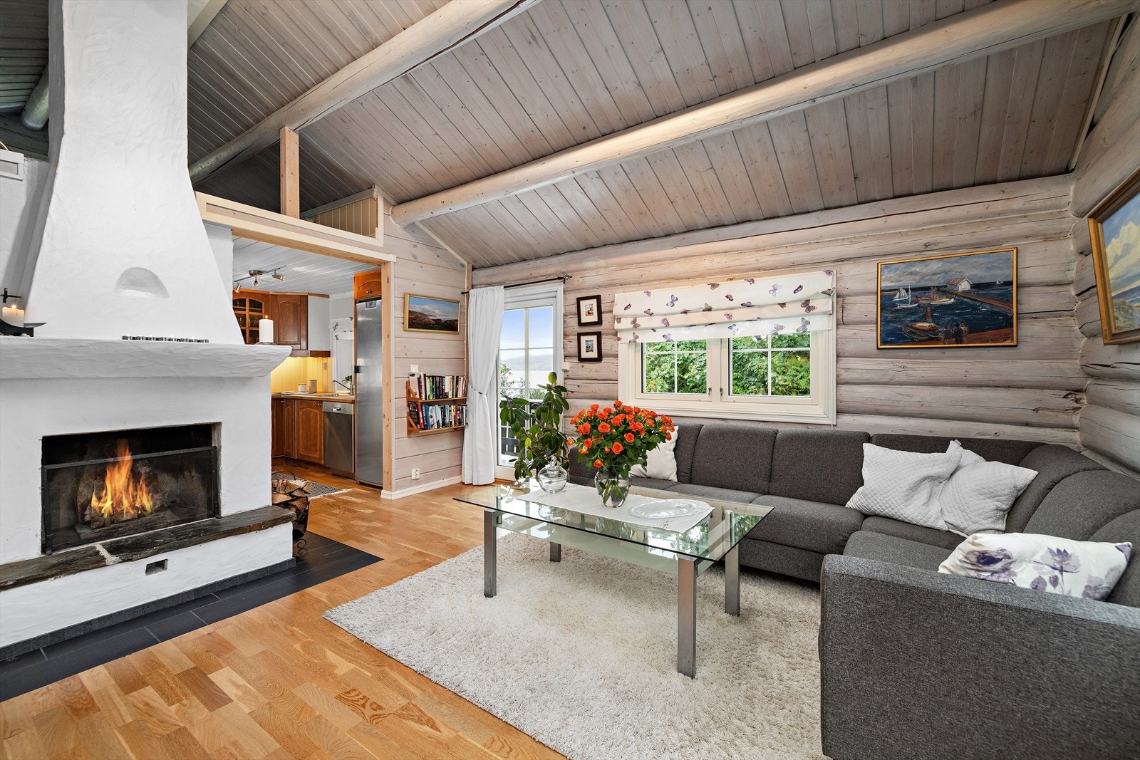 Her ser man den gamle tømmerhytta som har fått nytt liv. Galleribilde