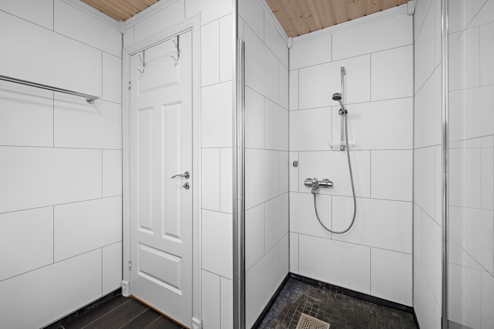 Bad med dusjnisje og opplegg for vaskemaskin. Galleribilde