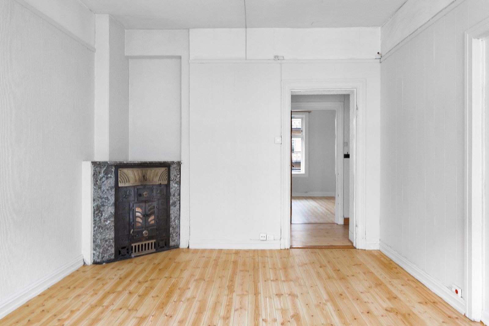 Romslig stue med god takhøyde og lysmalte overflater Galleribilde