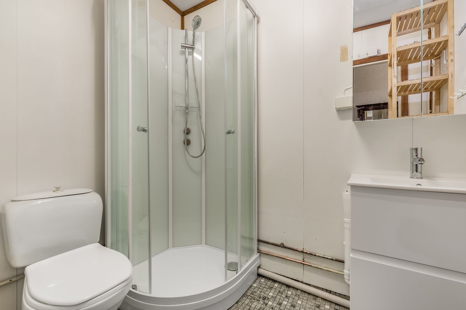 Bad - Nyere dusjkabinett og servant - Flislagt gulv - Opplegg til vaskemaskin Galleribilde