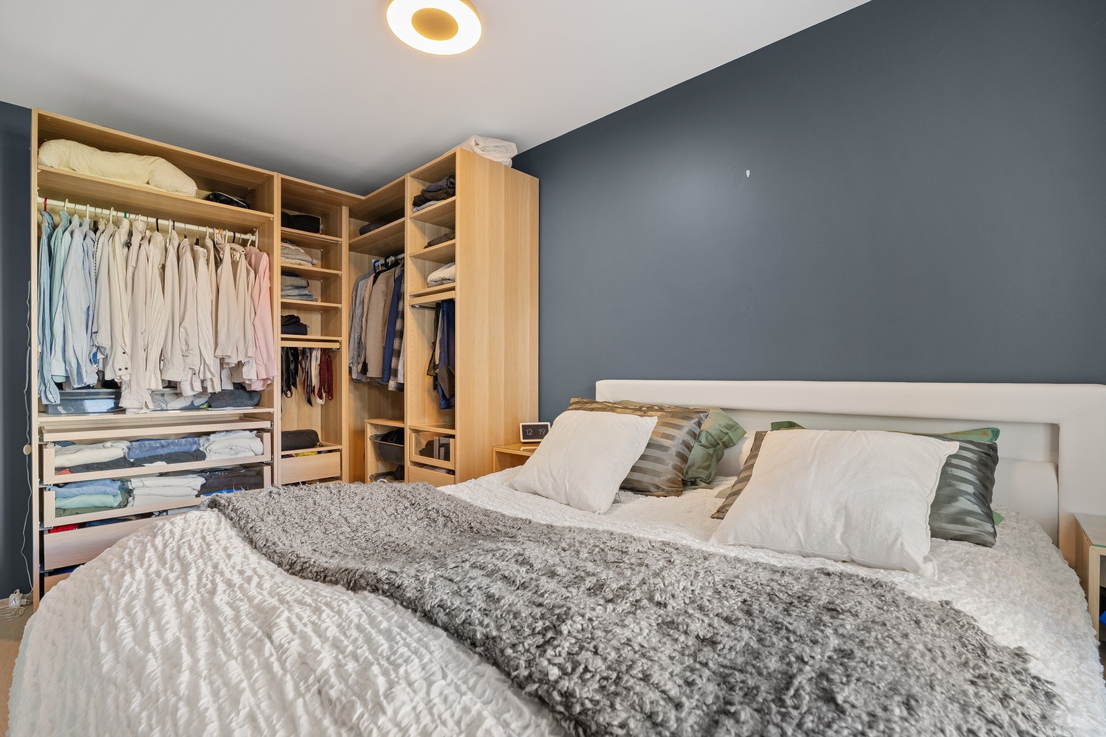 Soverom med garderobeløsning og god plass til dobbeltseng. Galleribilde