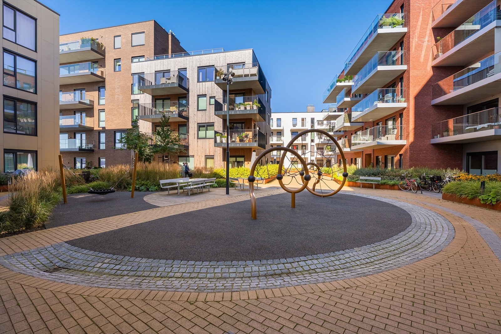 Velholdt fellesområde med lekeplass og grøntarealer. Galleribilde