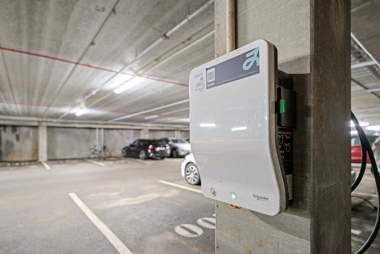 Medfølgende elbillader på garasjeplassen Galleribilde