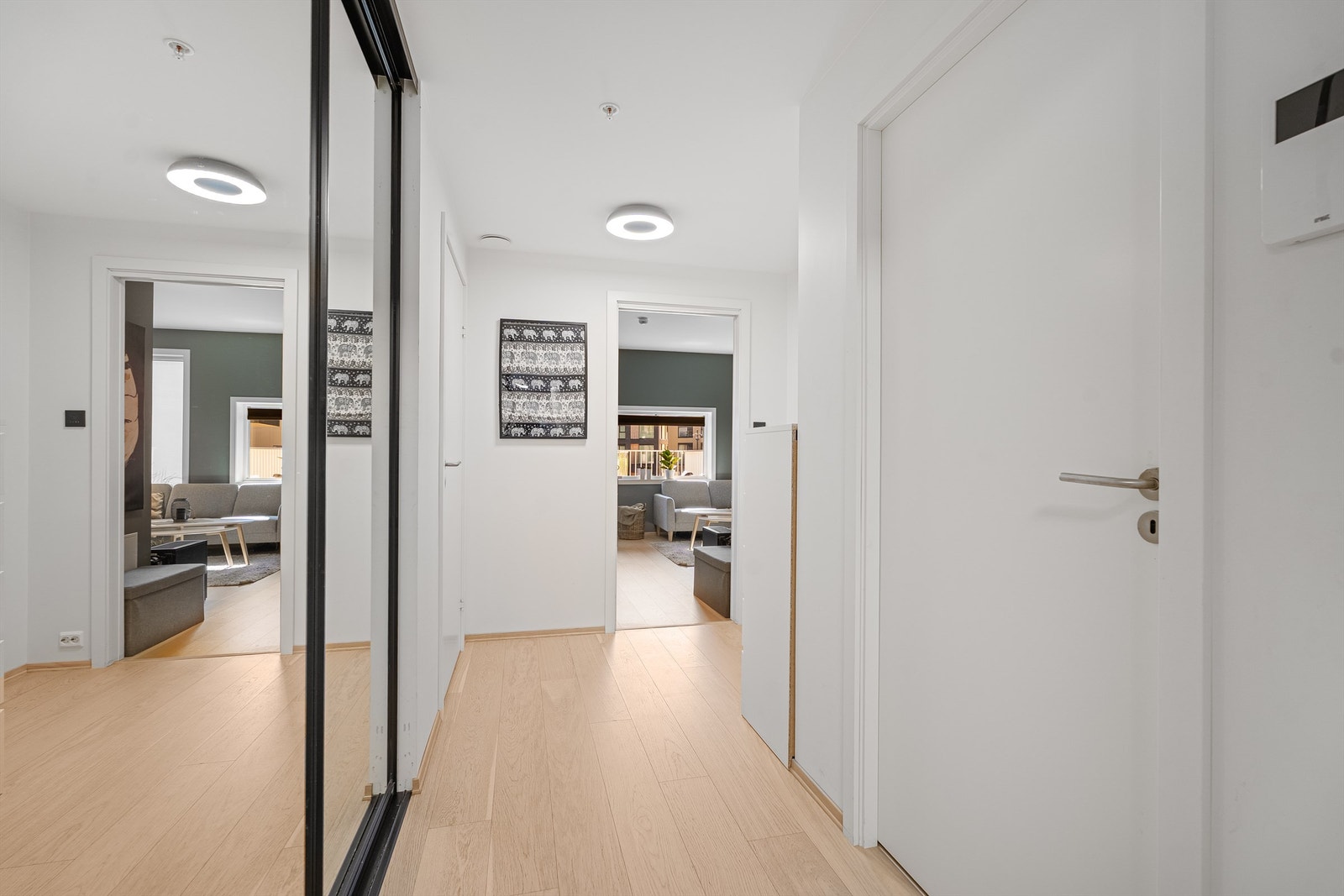 Innbydende entré med garderobeskap og plass til oppbevaring. Galleribilde