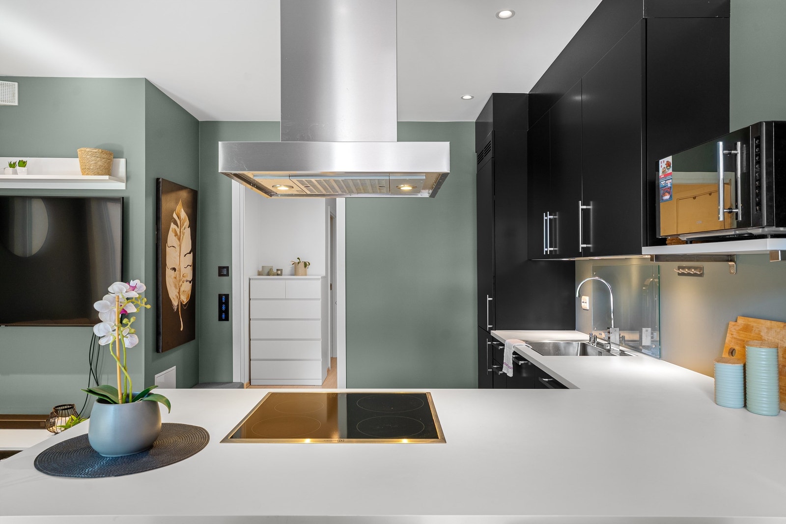 En gjennomført kjøkkenløsning med tidløst design og rene linjer. Galleribilde