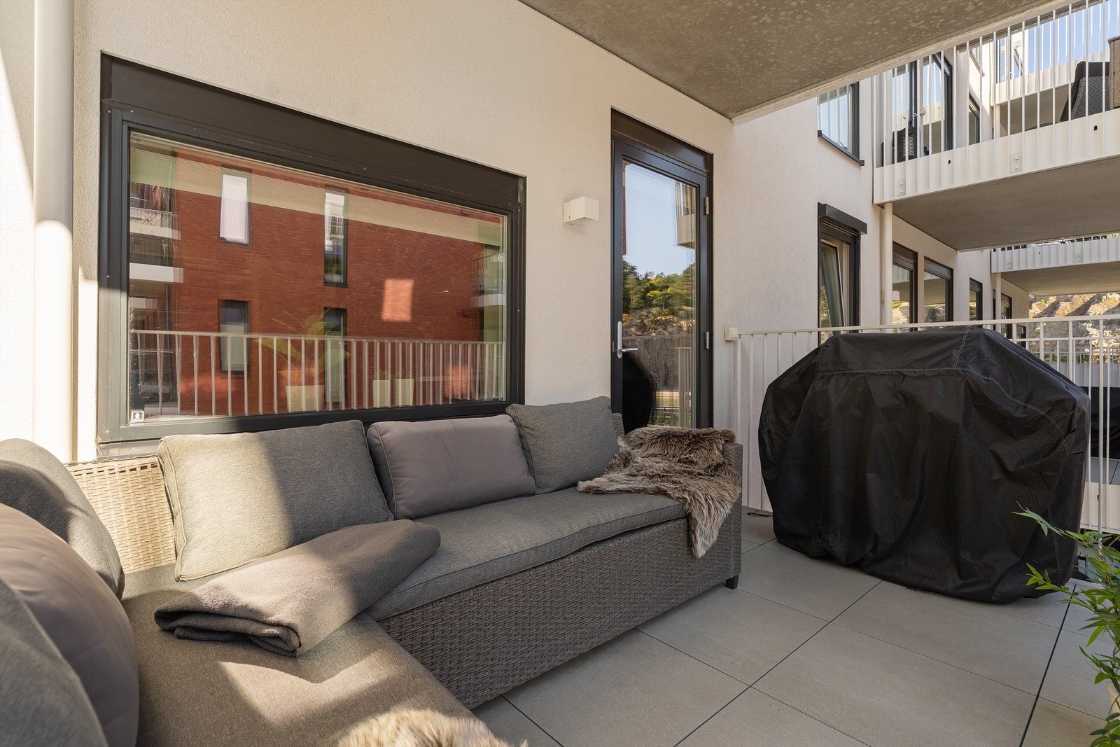 Romslig balkong med god plass til sittegruppe og grill. Galleribilde