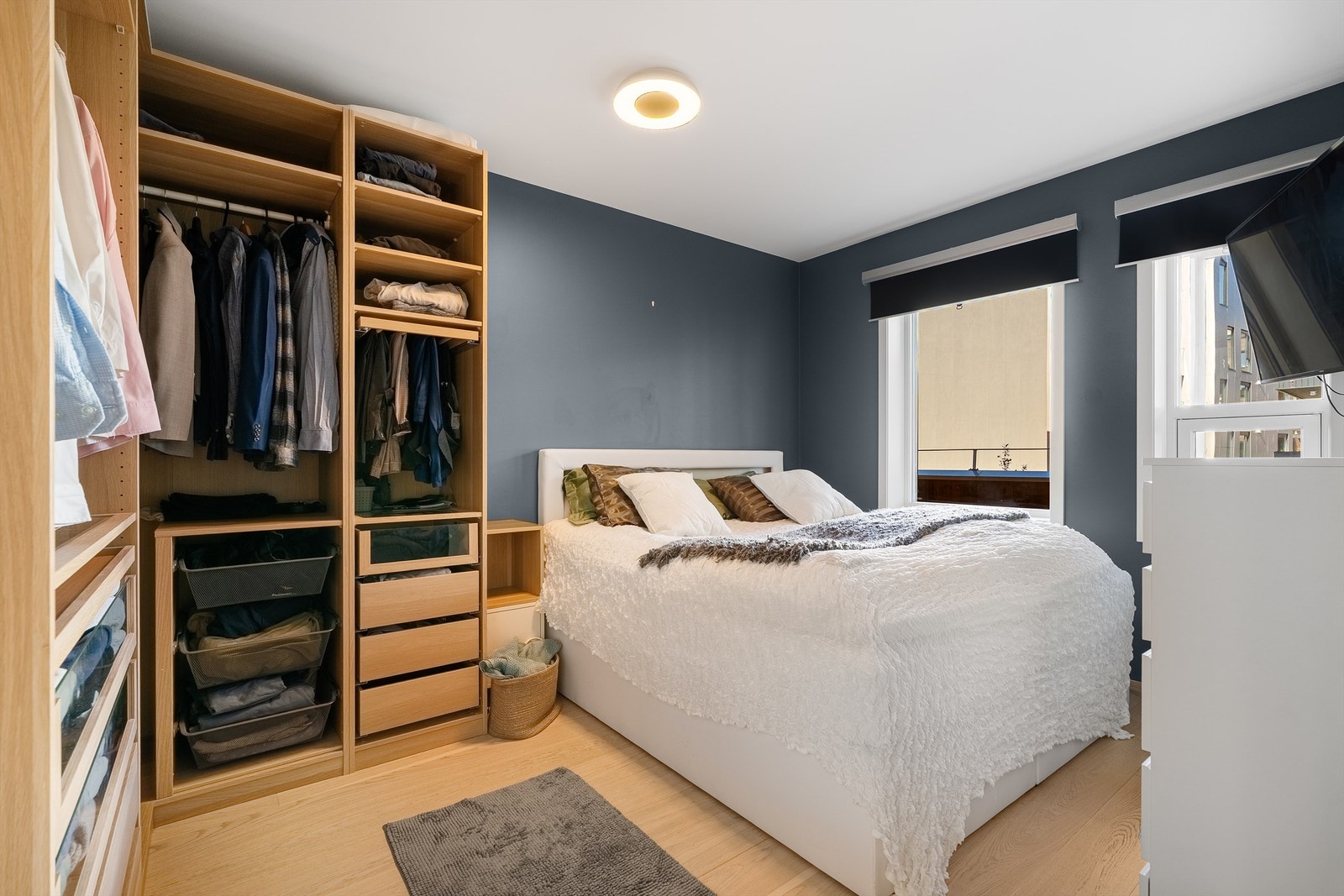 Store vindusflater som gir godt lysinnslipp. Galleribilde