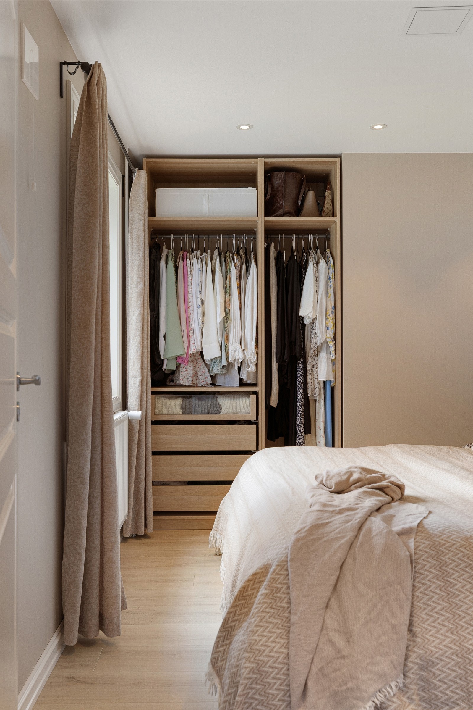 Soverom 1 - god plass til dobbeltseng - garderobeskap Galleribilde