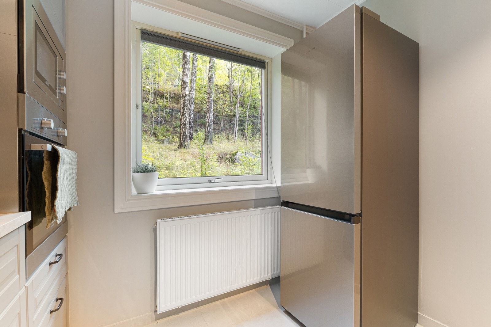 Vinduet på kjøkkenet sikrer rikelig med lys Galleribilde