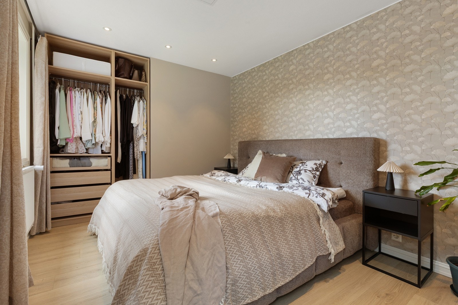 Soverom 1 - god plass til dobbeltseng - garderobeskap Galleribilde